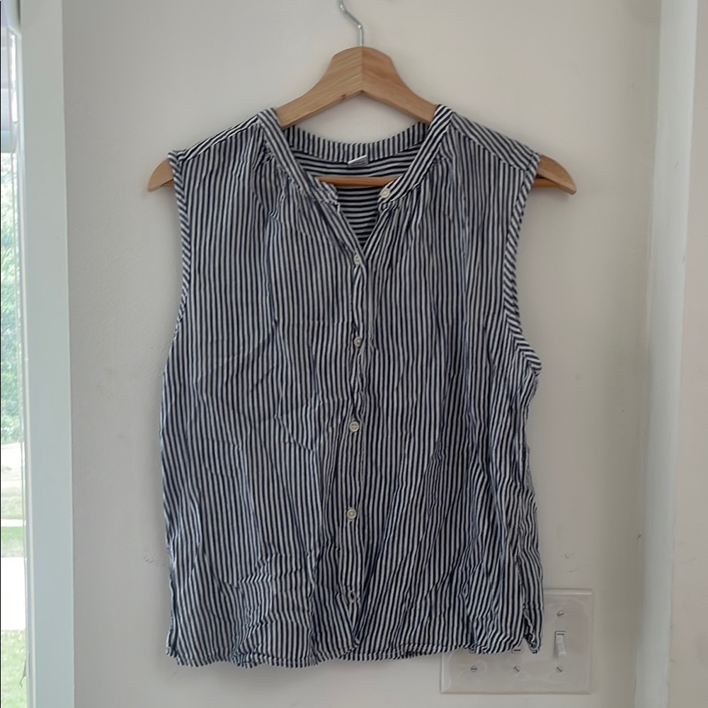Old Navy Black and White Sleeveless Button Down Shirt